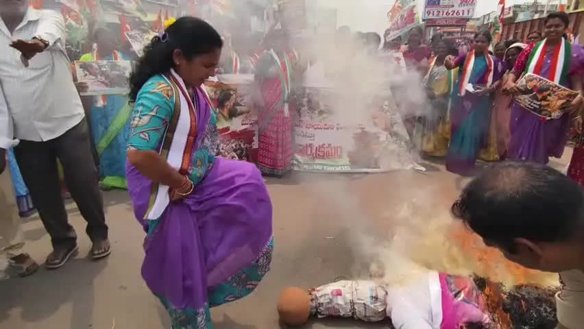 ములుగు: మహిళా పోలీసుల పట్ల దురుసు ప్రవర్తనను ఖండించిన మహిళా కాంగ్రెస్..!