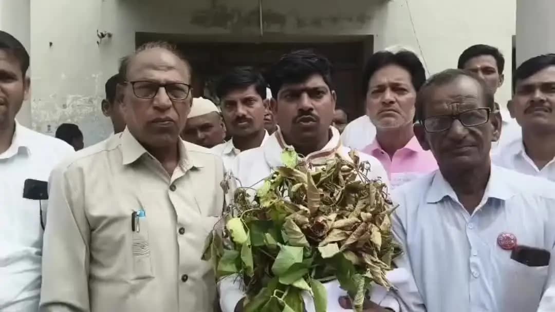 जिंतूर: कोरडा दुष्काळ जाहीर करण्यात यावा यासह विविध मागण्यांचे निवेदन तहसीलदार मार्फत मुख्यमंत्र्यांना देण्यात आले