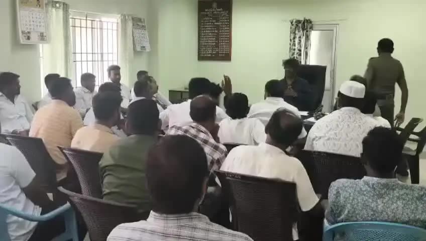 தாளவாடி: வட்டாட்சியர் அலுவலகத்தில் தாளவாடையில் நாளை முதல் போக்குவரத்து மாற்றம் குறித்து வட்டாட்சியர் சரவணன் தலைமையில் ஆலோசனைக் கூட்டம்