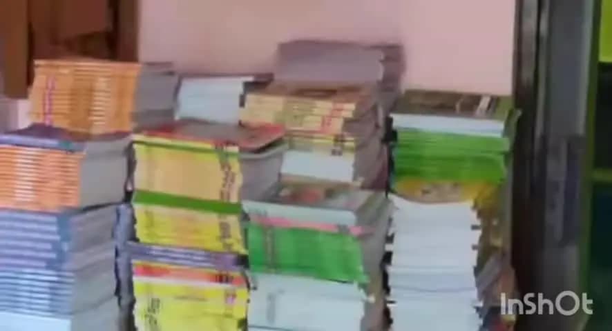 प्रतापपुर: प्रतापपुर के अचीवर्स कान्वेंट स्कूल के पास कमरे में मिलीं सीजी बोर्ड की किताबें