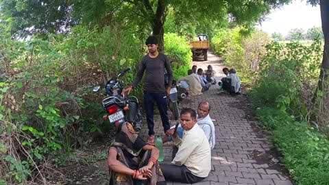 राठ: करगवां गांव में किसान ने फांसी लगाकर की आत्महत्या, परिजनों का कहना- अति वर्षा से फसल नष्ट होने के कारण लगाई फांसी