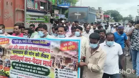 बालूमाथ: बालूमाथ में धूल-गर्दा से परेशान लोगों ने भारी कोयला वाहनों पर प्रवेश निषेध की मांग को लेकर सीओ को सौंपा ज्ञापन