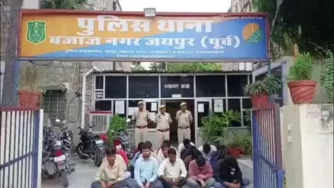 जयपुर: बजाज नगर थाना पुलिस ने अवैध हुक्का बार संचालन पर की कार्रवाई, 4 हुक्के सहित अन्य सामान किया ज़ब्त, 2 युवक गिरफ्तार