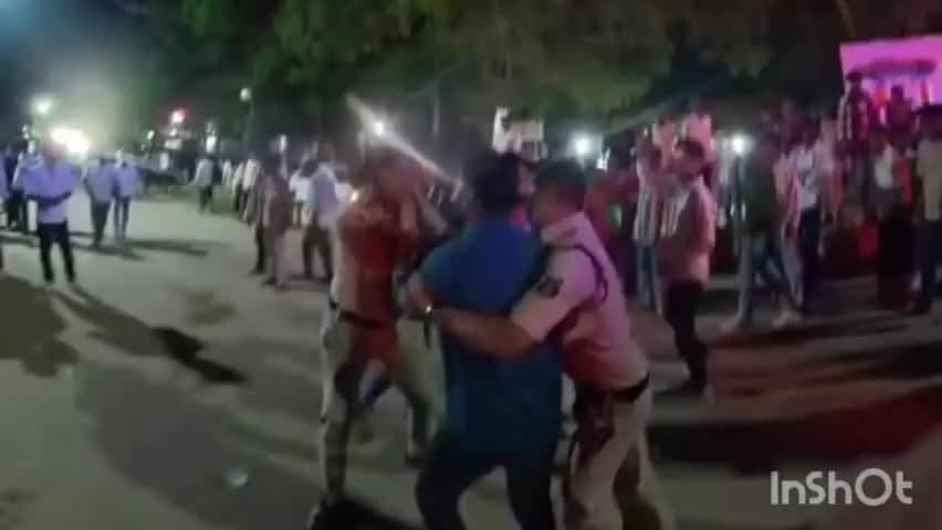 कोरबा: कटघोरा के राजा की शोभायात्रा में युवक पुलिस से भिड़ा, धक्का-मुक्की का वीडियो वायरल