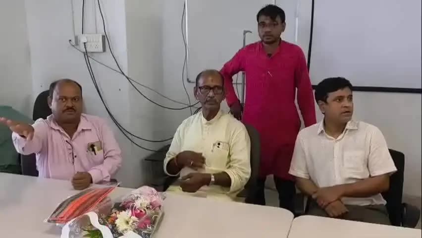 সিউড়ি ১: সদর হাসপাতালের কনফারেন্স হলে হাসপাতালে সুপার সহ চিকিৎসকদের নিয়ে বৈঠকে বসলেন রাজ্যের মন্ত্রী