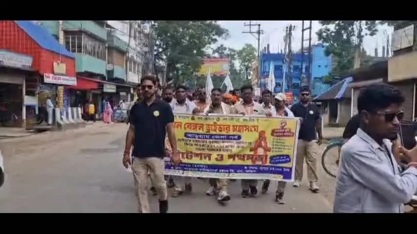 সাঁকরাইল: ঝাড়গ্রামে ১৭ দফা দাবিতে পথে চালকরা, জেলা শাসকের কাছে ডেপুটেশন