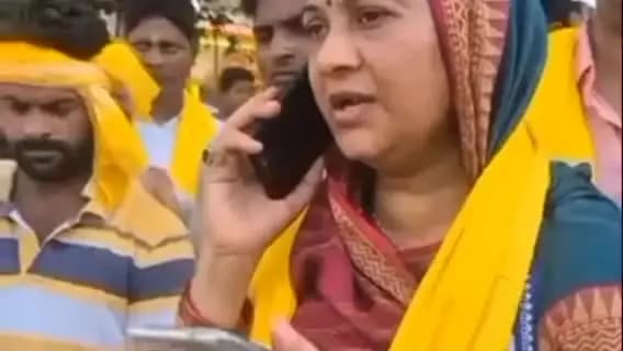 गोला: गांव की मुख्य सड़क पर गड्ढे और पानी: बसपा नेत्री ने जताई नाराजगी, विधायक ने प्रस्ताव बनाने के दिए निर्देश