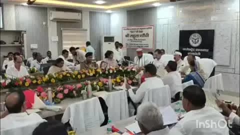 रायबरेली: रायबरेली में दिशा की बैठक में राहुल गांधी ने टूटी सड़कों का मुद्दा उठाया, फोटो दिखाकर डीएम से मांगा जवाब