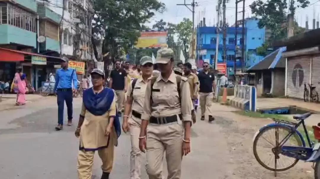 ঝাড়গ্রাম: ১৭ দফা দাবীতে ঝাড়গ্রামের জেলাশাসকের দফতরে ডেপুটেশন জমা দিল অল বেঙ্গল ড্রাইভার মহাসংঘ