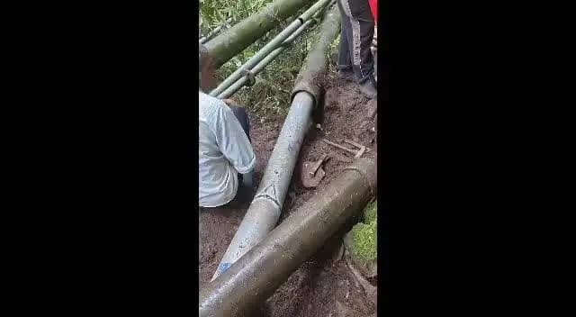 धर्मशाला: भूस्खलन से बाधित नड्डी की पानी की सप्लाई को बहाल करने में जुटे IPH कर्मचारी