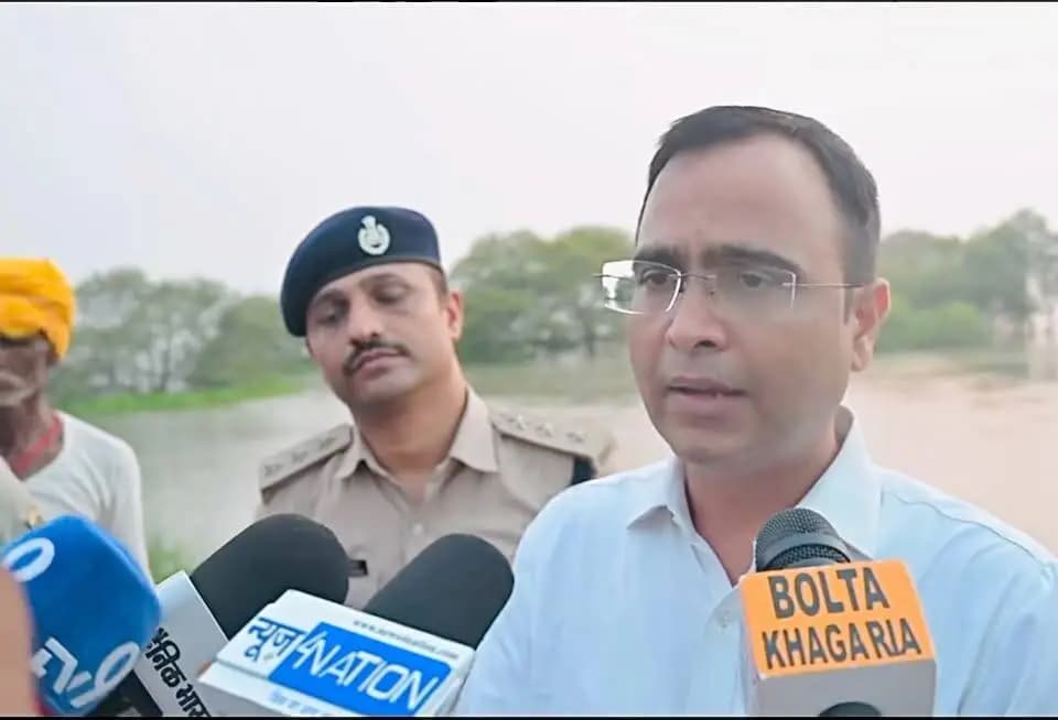 बाढ़ प्रभावित क्षेत्रों के निरीक्षण के पश्चात मीडिया बंधुओं से संवाद करते जिलाधिकारी, खगड़िया।
बाढ़ प्रभावित क्षेत्रों में राहत एवं बचाव कार्यों, प्रभावित परिवारों को उपलब्ध कराई जा रही सुविधाओं तथा जिला प्रशासन द्वारा की जा रही तैयारियों एवं त्वरित कार्रवाई के संबंध में मीडिया बंधुओं से संवाद कर आवश्यक जानकारी साझा की गई।