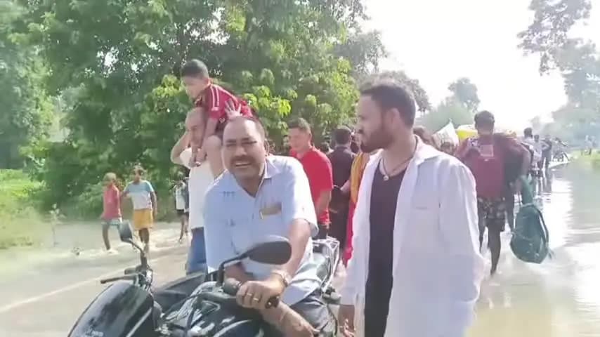 पलिया: सुहेली-मुहाना नदी के उफान से पलिया-नेपाल मार्ग ठप्प, रपटा पुल हुआ क्षतिग्रस्त
