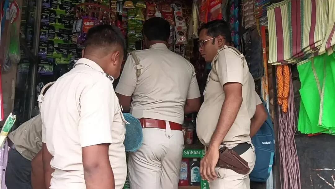 নানুর: নানুর ও কীর্ণাহারে একাধিক দোকানে খাদ্য দপ্তরের অভিযান, নষ্ট করে দেওয়া হয় মেয়াদ উত্তীর্ণ খাবার