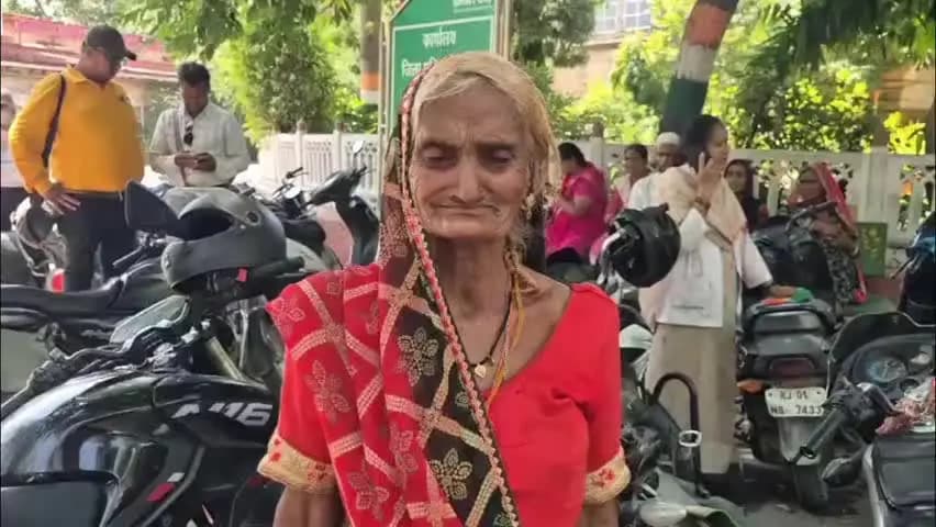 अजमेर: पति की तलाश में दर-दर भटक रही बुजुर्ग चंदा देवी, जिला मुख्यालय पहुंचकर मदद की गुहार लगाई