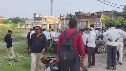 फतेहपुर: रेलवे ब्रिज के पास तेज़ रफ्तार कार ने बाइक ई-रिक्शा में टक्कर मारी, पांच लोग हुए घायल, सभी घायल जिला अस्पताल रेफर