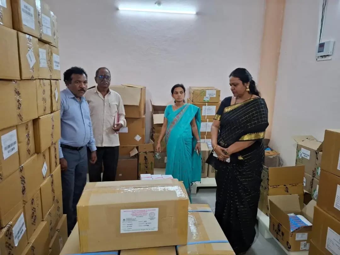 గద్వాల్: గద్వాల సెంట్రల్ మెడిసిన్ స్టోర్పై డిఎంహెచ్ఓ ఆకస్మిక తనిఖీ