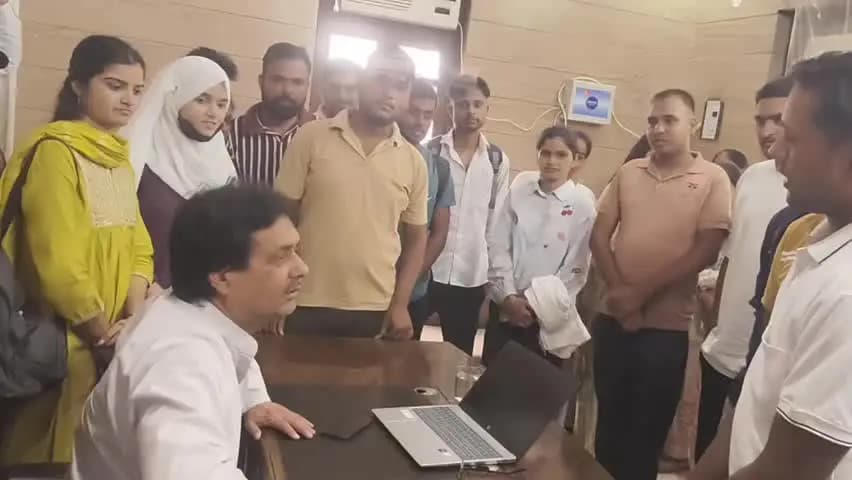 नजीबाबाद: पंचायत सहायकों ने विभिन्न मांगों को लेकर किया शांतिपूर्ण धरना-प्रदर्शन, ब्लॉक प्रमुख और BDO को सौंपा ज्ञापन