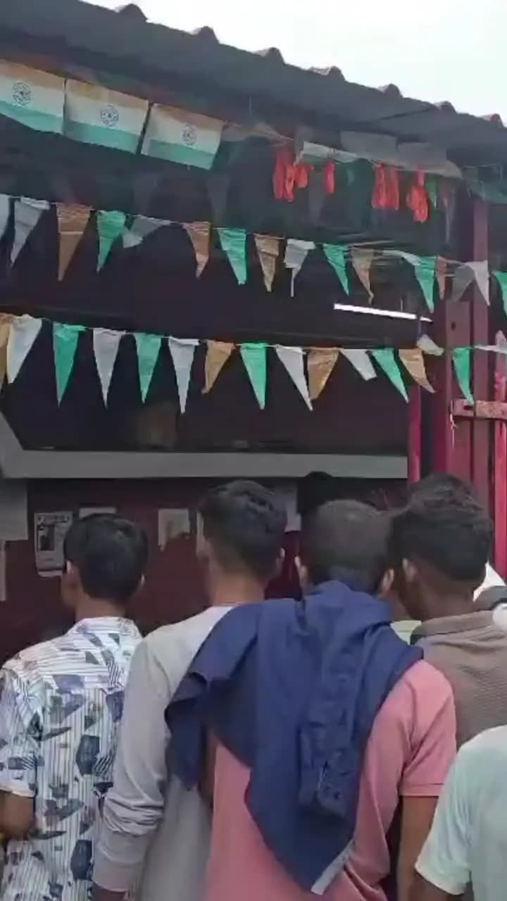 झाझा: रेल थाना झाझा में 3 GRP जवानों और 4 महिला होमगार्ड के बीच हुई मारपीट, रेल एसपी ने कार्रवाई कर सभी को किया लाइन हाजिर
