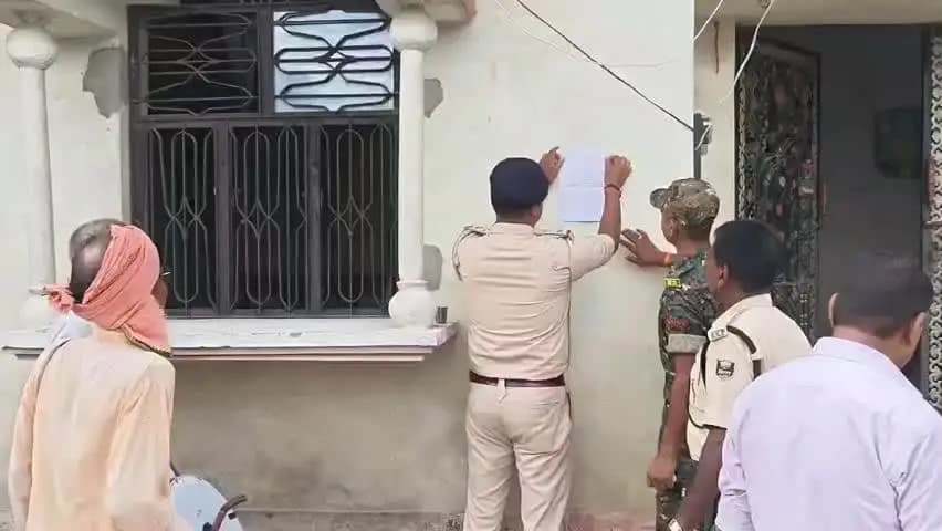 अरेराज: पहाड़पुर थाना पुलिस ने हत्या कांड के अभियुक्त के घर इश्तेहार चस्पा किया, वह नया गांव भूतहा का निवासी है