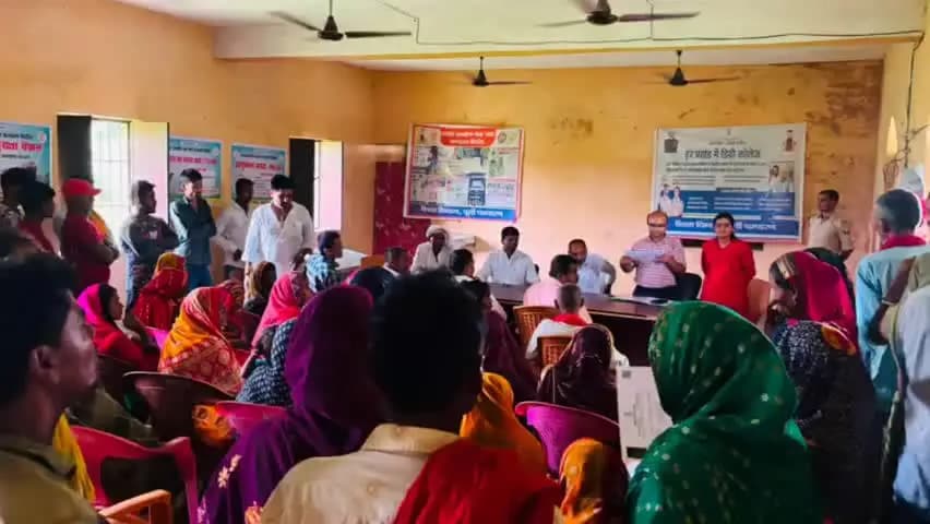चकिया पिपरा: तेतरिया प्रखंड क्षेत्र के 33 भूमिहीन परिवारों के बीच जमीन का बंदोबस्ती पर्चा वितरण किया विधायक श्यामबाबू प्रसाद यादव ने