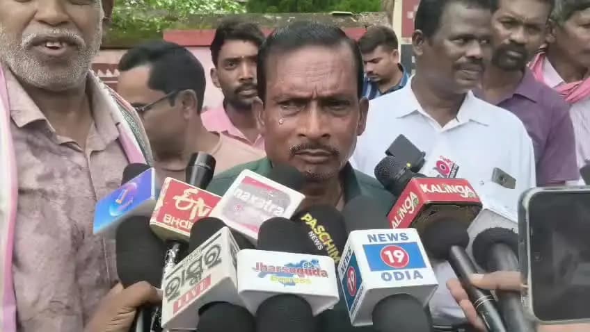 ଲଖନପୁର: ‘ମୋ ଭୋଟ, ମୋ ଅଧିକାର’ ନାରାରେ କମ୍ପିଲା ଲଇକେରା, ଏସ୍ପିଙ୍କୁ ଦାବିପତ୍ର