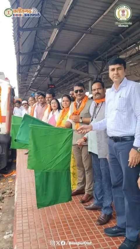 जय श्रीराम के जयघोष से गूंजा बिलासपुर रेलवे स्टेशन
श्री रामलला दर्शन योजना के तहत बिलासपुर संभाग के 850 श्रद्धालु आस्था स्पेशल ट्रेन से अयोध्या धाम के लिए रवाना हुए। बेलतरा विधायक श्री सुशांत शुक्ला ने हरी झंडी दिखाकर ट्रेन को रवाना किया।
इस अवसर पर जिला पंचायत अध्यक्ष श्री राजेश सूर्यवंशी एवं जिला पंचायत सीईओ श्री संदीप अग्रवाल सहित रेलवे के अधिकारी-कर्मचारी उपस्थित रहे।
श्रद्धालु अयोध्या में श्री रामलला के दर्शन के साथ काशी विश्वनाथ धाम के भी दर्शन करेंगे। यात्रा के दौरान भोजन, ठहरने, सुरक्षा और चिकित्सा सहित आवश्यक व्यवस्थाएं की गई हैं।