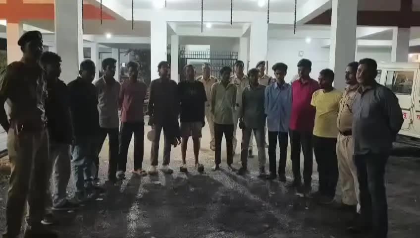 रायपुर: रायपुर पश्चिम क्षेत्र पुलिस का सघन अभियान: एक सप्ताह में 150 आरोपियों पर कार्रवाई, 88 लीटर अवैध शराब और 16 किलो गांजा ज़ब्त