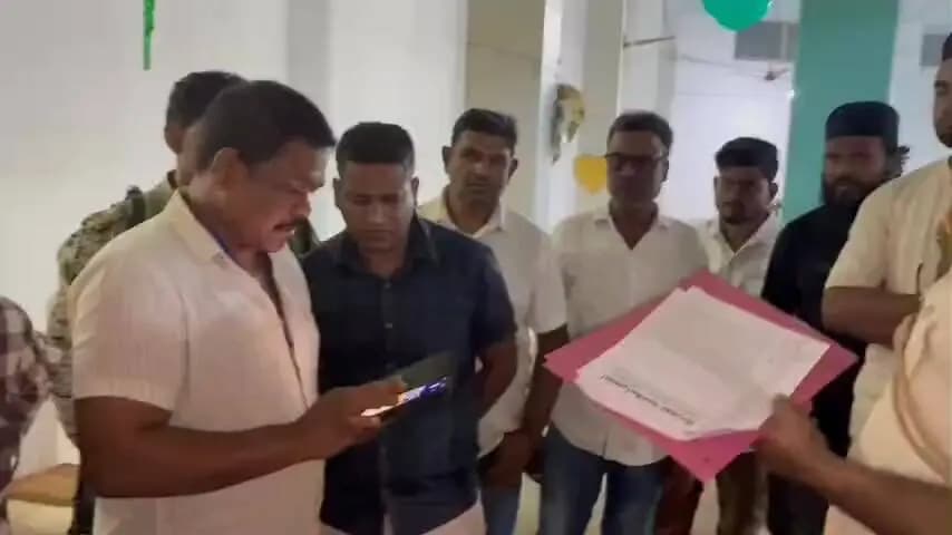 लोहरदगा: लोहरदगा में जामा मस्जिद व मज़ार शरीफ में तोड़फोड़, नेपाल निवासी युवक की पहचान, केस दर्ज