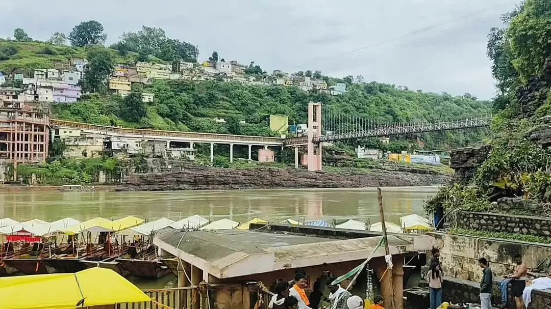 पुनासा: तीर्थनगरी में यातायात पुलिस ने यात्रियों की सुरक्षा के लिए बिना वर्दी वाहन चलाने वालों पर की सख्त कार्रवाई