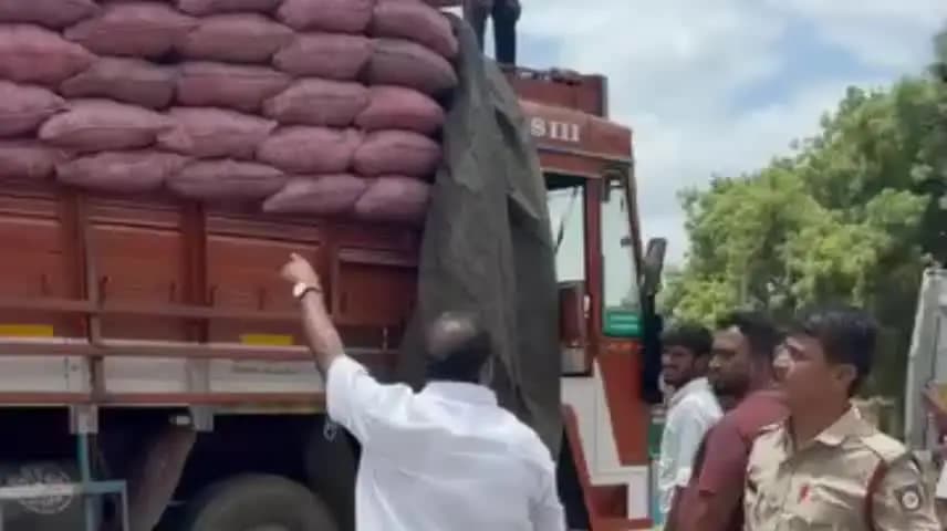 ಗಂಗಾವತಿ: ಬೂದಗುಂಪಾ ಗ್ರಾಮದ ಹತ್ತಿರದ ರಾಷ್ಟ್ರೀಯ ಹೆದ್ದಾರಿಯಲ್ಲಿ ಇದ್ದಿಲು ತುಂಬಿದ ಲಾರಿಯಲ್ಲಿ ಬೆಂಕಿ ಜನರಲ್ಲಿ ಆತಂಕ