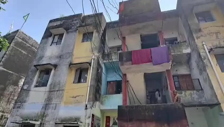 महोबा: पुलिस लाइन के पास काशीराम कॉलोनी के बंद कमरे में संदिग्ध हालत में मिले युवक-युवती, पुलिस ने हिरासत में लेकर शुरू की जांच