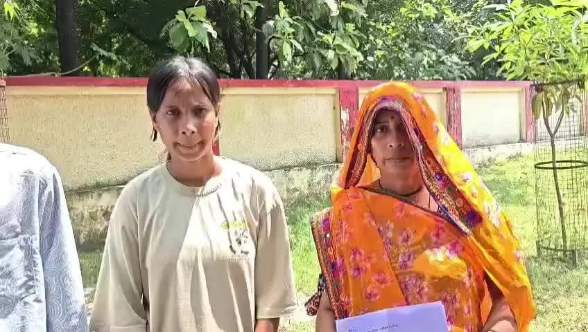 महोबा: नगाराडाँग गांव में दिनदहाड़े नकाबपोश बदमाशों ने घर में घुसकर युवती पर फरसे से हमला कर लाखों की लूट की