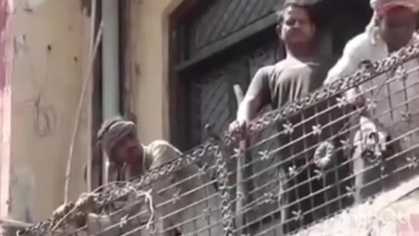 करावल नगर: दिल्ली में इमारत गिरने के बाद गीता कॉलोनी में एक इमारत को ध्वस्त करने की कार्रवाई शुरू