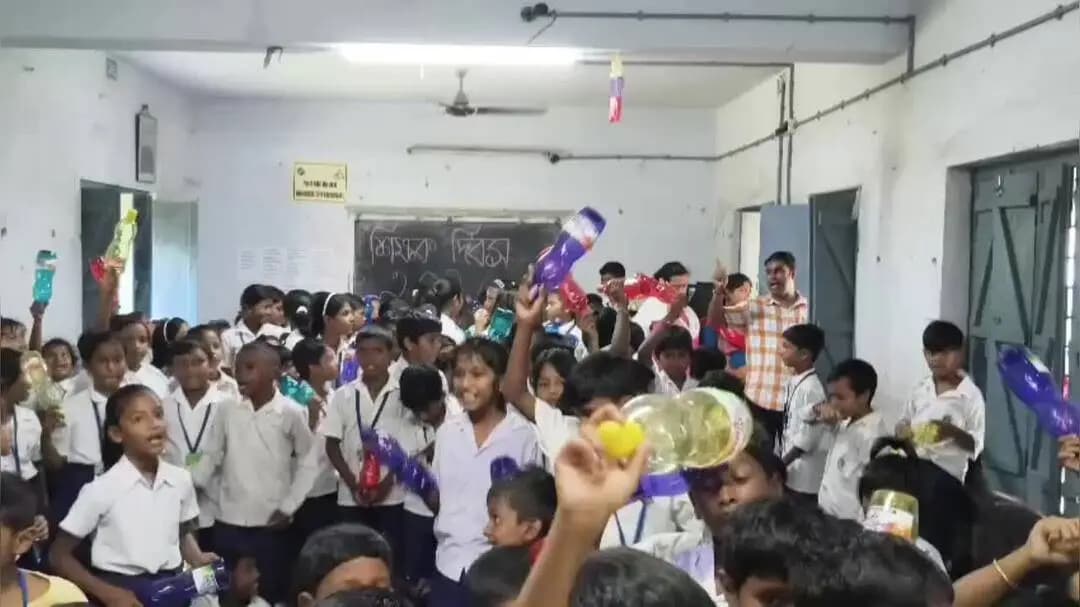 মেমারি ১: একটা ছোট্ট উপহার… আর সেই উপহার ঘিরে কতগুলো নিষ্পাপ হাসি!
মেমারিতে শিশুদের মুখের এই হাসির চেয়ে বড় প্রাপ্তি আর কী হতে পা