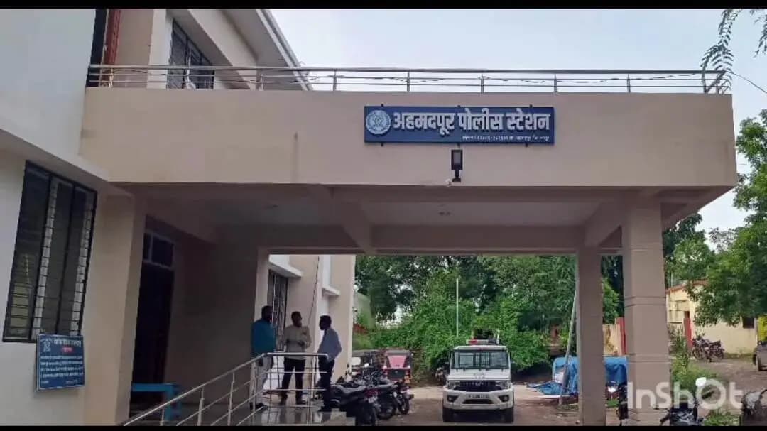 अहमदपूर: विमल पुडीच्या किरकोळ कारणावरून वाद. तरुणाच्या गळ्यावर कटरने वार