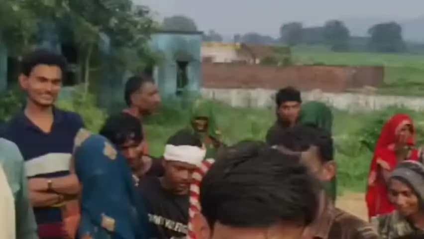 मानिकपुर: सुबह से शाम तक तहसील में बैठे रहे बाढ़ पीड़ित, आश्वासन मिला पर राहत नहीं, पैसे नहीं दिए तो नहीं मिली सरकारी सहायता