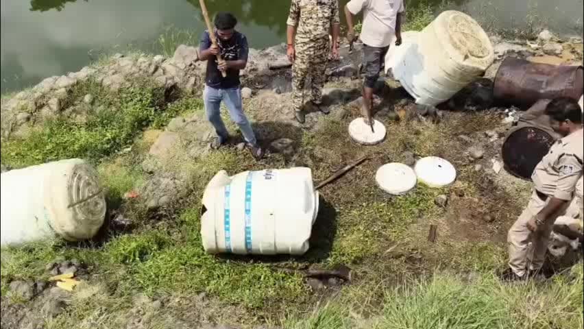 अशोक नगर: माधौगढ़ में पुलिस का कच्ची शराब अड्डों पर एक्शन, 175 लीटर जब्त, 4 हजार लीटर महुआ लहान नष्ट