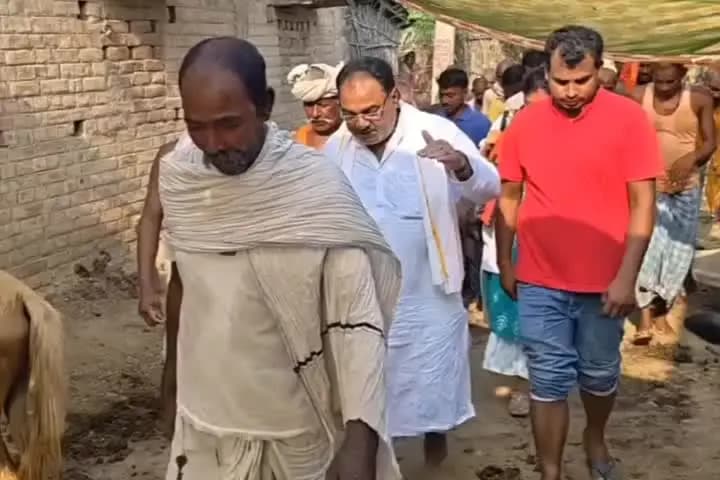 पिपरिया: विधायक रामानंद मंडल ने पिपरिया प्रखंड के बाढ़ प्रभावित पथुआ गांव का दौरा किया