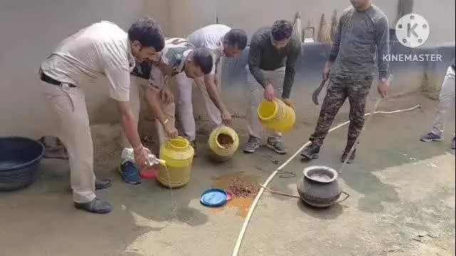 নিতুড়িয়া: নিতুড়িয়াতে আবগারি দফতরের অভিযান,২৮লিটার অবৈধ মদ ও ২৪০
লিটার তরল সহ মদ তৈরির বিভিন্ন উপকরণ বাজেয়াপ্ত করল