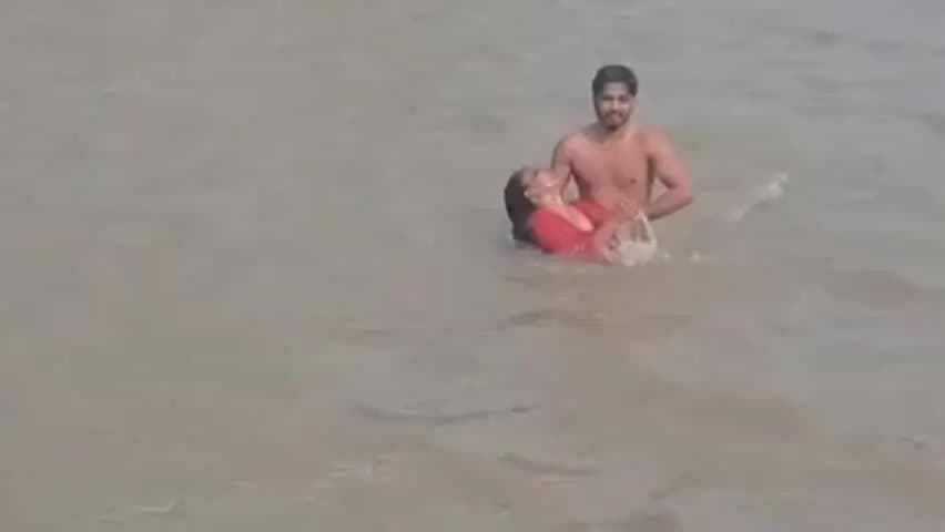 सहारनपुर: तेज बहाव में नहर में कूदी महिला को पुलिस ने जान जोखिम में डालकर बचाया, बेहोशी की हालत में अस्पताल पहुंचाया