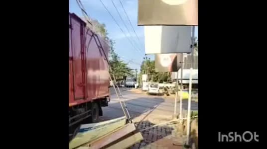 കൊട്ടാരക്കര: ചെങ്ങമനാട് ലോറി പോസ്റ്റിലേക്ക് ഇടിച്ചു കയറി