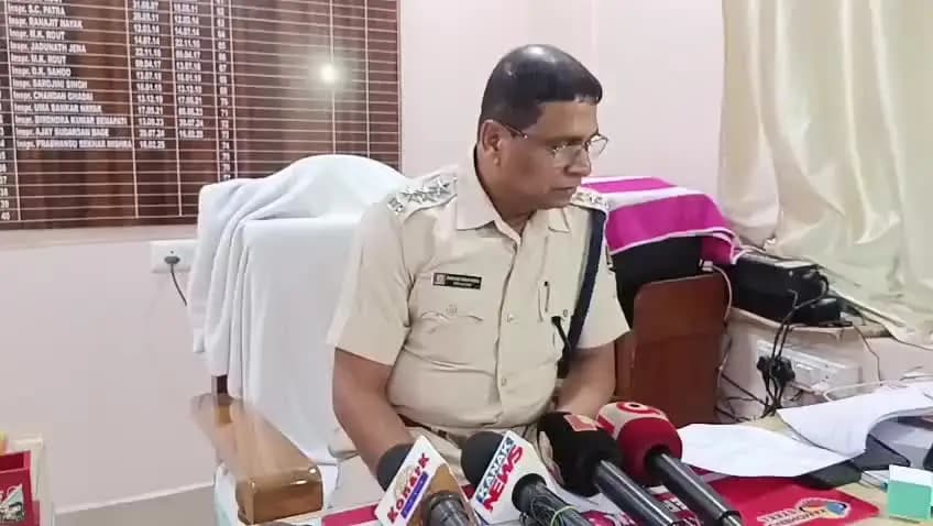 ଭଦ୍ରକ ଗ୍ରାମାଞ୍ଚଳ: ନେତା ମନ୍ତ୍ରୀ ଫଟୋ ଦେଖାଇ ଚାକିରି ବାଣ୍ଟୁଥିଲା , ନକଲି କାଗଜପତ୍ର ସହ ଜଣେ ଗିରଫ । ଭଦ୍ରକ ପୋଲିସ ରଖିଲା ପ୍ରତିକ୍ରିୟା