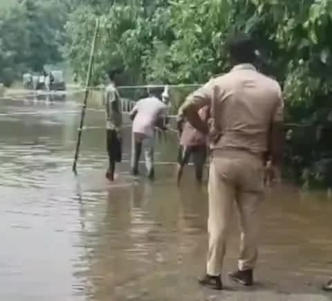 फरीदपुर: सिंघाई मुरावान में हादसे को दावत देता पानी, छोटी बहगुल का बढ़ा जलस्तर पुल के ऊपर पानी