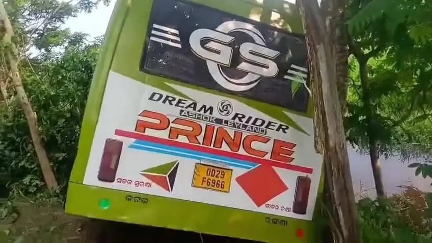 ପଟ୍ଟାମୁଣ୍ଡାଇ: କେନ୍ଦ୍ରାପଡ଼ାରେ ପ୍ରିନ୍ସ ବସ ଭାରସାମ୍ୟ ହରାଇ ଖସିଗଲା, ସମସ୍ତ ଯାତ୍ରୀ ସୁରକ୍ଷିତ