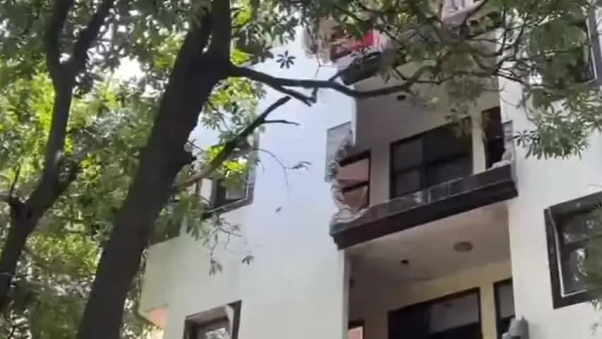दिल्ली में अवैध निर्माण पर MCD का बड़ा एक्शन, नेहरू विहार में मकान पर कार्रवाई