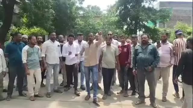 रावेर: फैजपुर नगरपालिकेत मिल्लत नगर भागातील नागरिकांनी केले पिण्याच्या पाण्यासाठी आंदोलन