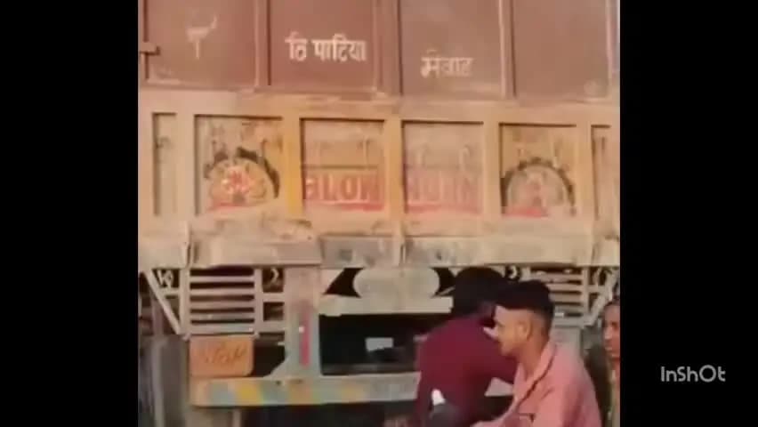 ડીસા શહેર: પાટણ ડીસા હાઈવે પર ટ્રેલર નાળામાં ખાબક્યું, ચાલક થયો ફરાર.
