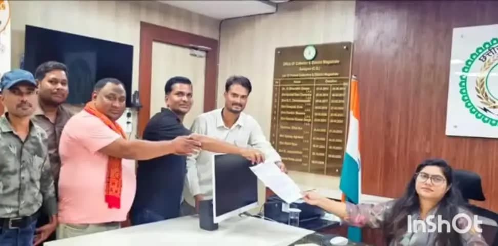 सूरजपुर: स्मार्ट मीटर के विरोध में मीटर रीडरों ने कलेक्टर को सौंपा ज्ञापन