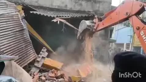 झंझारपुर: झंझारपुर नगर परिषद के तीन वार्डों में अतिक्रमण के विरुद्ध बुधवार को चला बुलडोजर