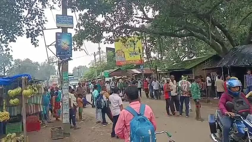 হীরবাঁধ: অভিযোগ সত্ত্বেও FIR নেওয়া হয়নি, বাঁকুড়ায় আদিবাসীদের পথে অবরোধ